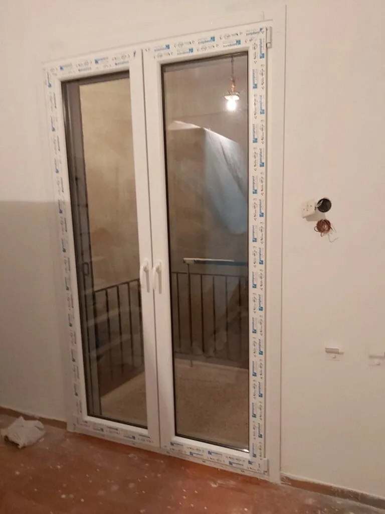 pvc μπαλκονόπορτα τεχνοπαν