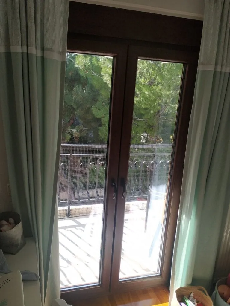 μπαλκονόπορτα pvc βριλήσσια με ρολό και σίτα