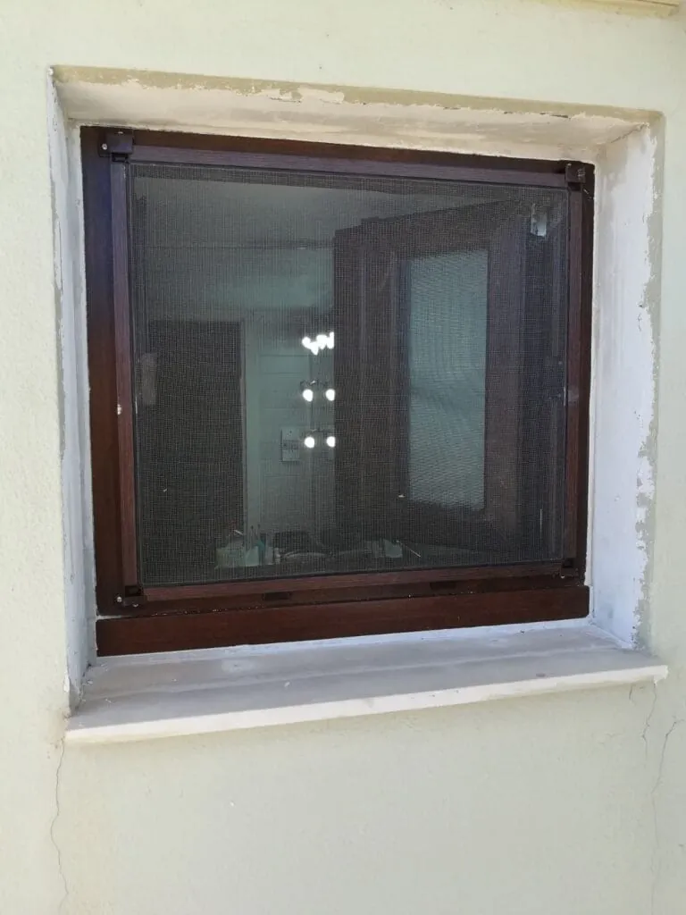pvc παράθυρο μπάνιου χολαργός