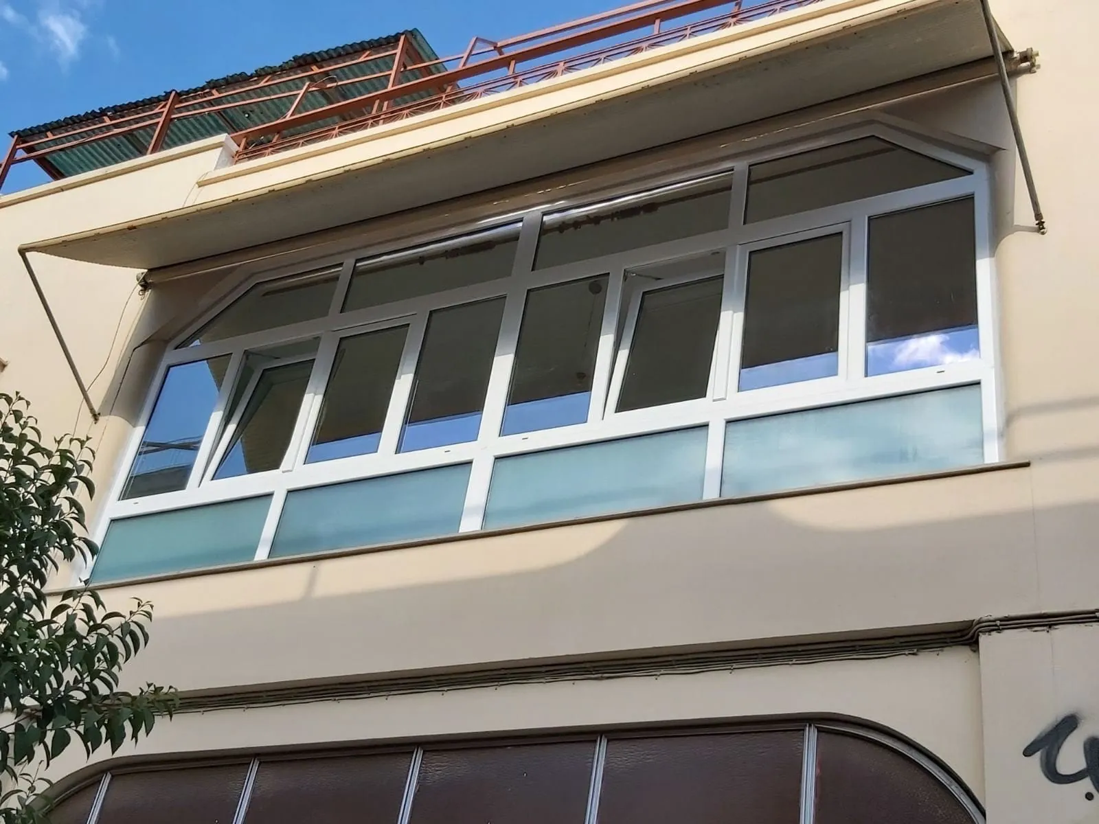 Κουφώματα PVC στον Κορυδαλλό: παράθυρα και παράθυρο κουζίνας