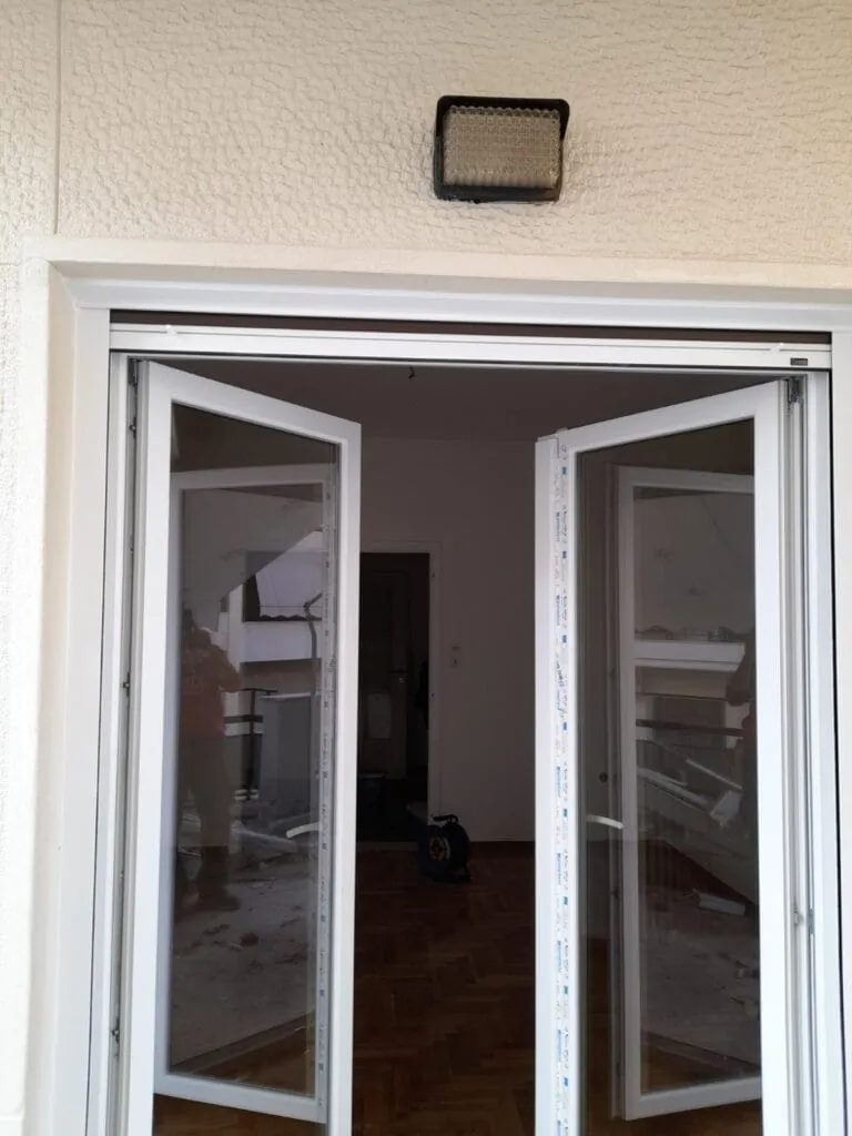 διπλά ανοιγόμενη μπαλκονόπορτα pvc