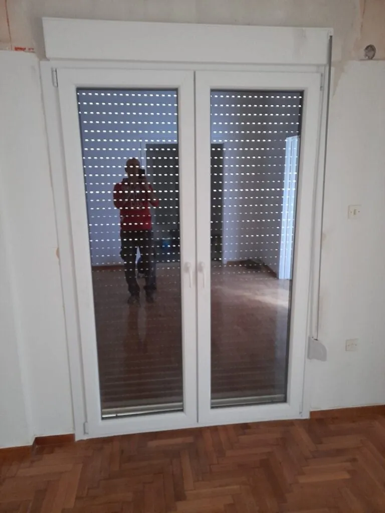 μπαλκονόπορτα Pvc με ρολό και σίτα