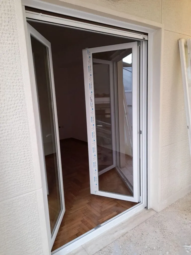 διπλή ανοιγόμενη μπαλκονόπορτα Pvc