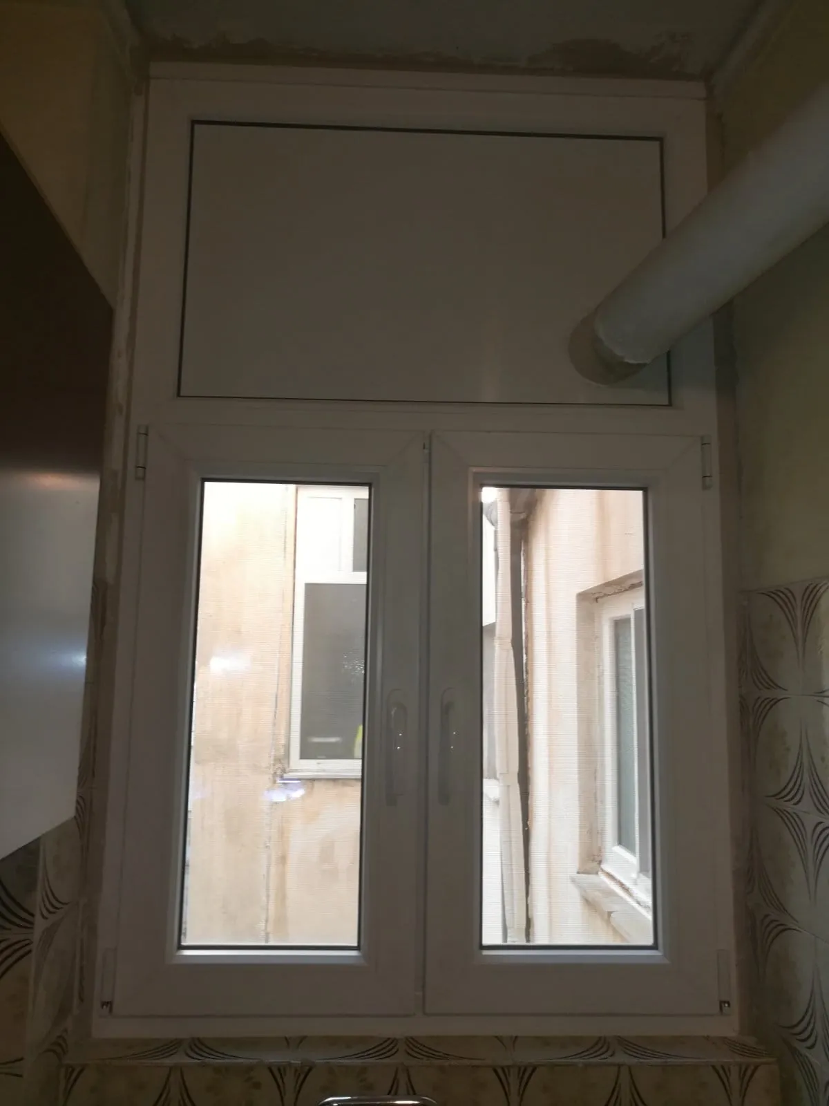 Παράθυρο κουζίνας PVC σε εγκατάσταση στον Κορυδαλλό