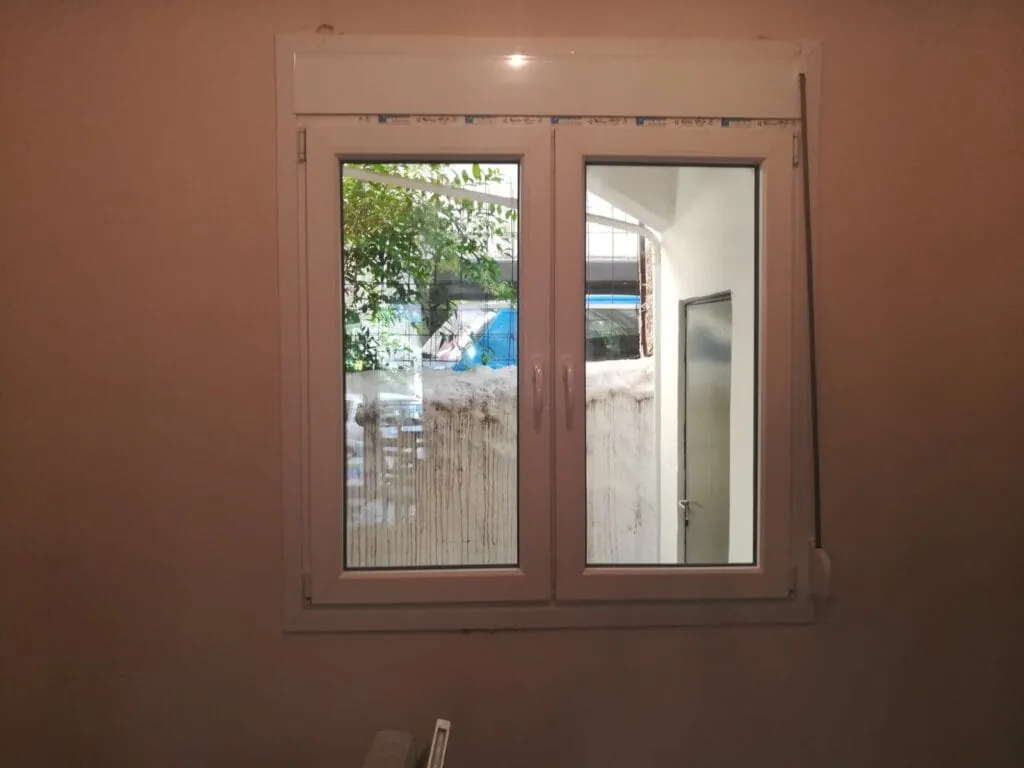 παράθυο pvc με ρολό και σίτα τεχνοπαν