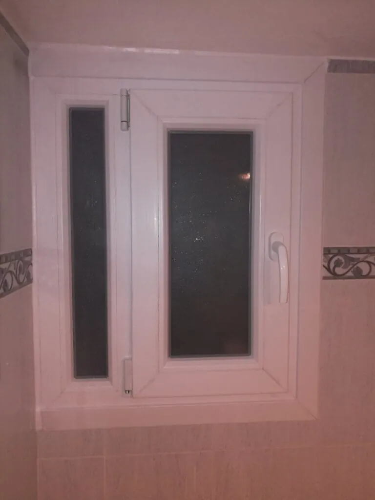 παράθυο pvc μπάνιου